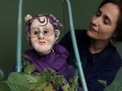 Kvinde med dukke af gammel dame