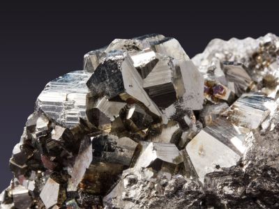 sølvglinsende mineralsten