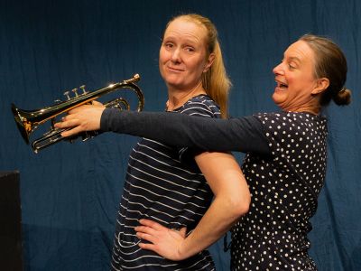 To kvinder og en trompet