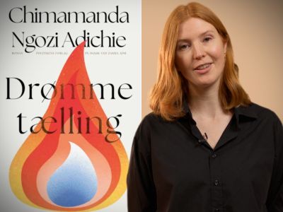 Bibliotekets litteraturformidler Mette foran bogen "Drømmetælling"