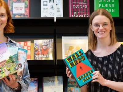 Bibliotekets litteraturformidlere Mette og Mette fremviser bøger