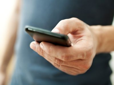 Hånd holder smartphone