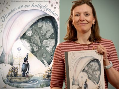 Bibliotekets børnelitteraturformidler Sara holder bogen "Himlen er en helleflynder"