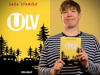 Bibliotekets litteraturformidler Louise holder bogen "Ulv"