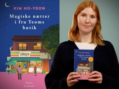 Bibliotekets litteraturformidler Mette holder bogen "Magiske nætter i fru Yeoms butik"