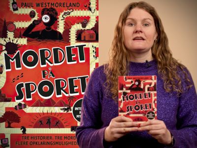 Bibliotekets litteraturformidler Trine holder bogen "Mordet på sporet"
