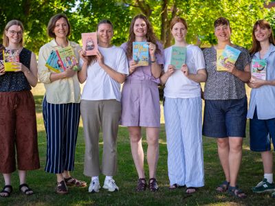 Bibliotekets litteraturformidlere fremviser bøger, som er deres sommeranbefalinger