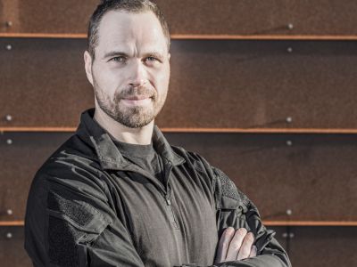 Erik B. Jørgensen, tidligere jægersoldat og patruljefører i Slædepatruljen Sirius, og kendt fra TV 2-seersuccesen “Korpset”, hvor han har været instruktør gennem otte sæsoner