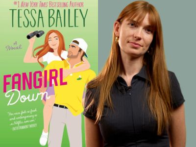 Bibliotekets litteraturformidler Josefine foran bogen "Fangirl Down"
