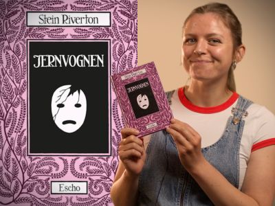 Bibliotekets litteraturformidler Kirsten holder bogen "Jernvognen"