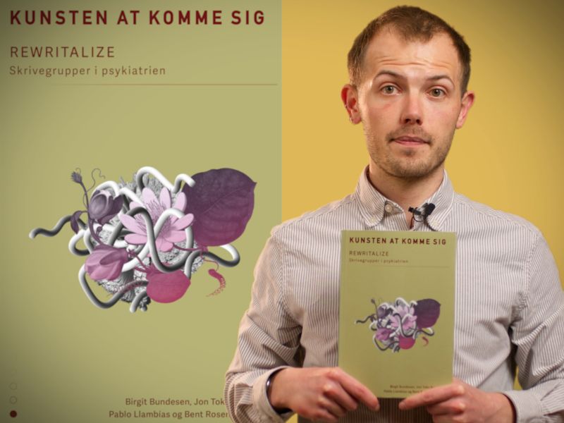 Bibliotekets litteraturformidler Stinus holder bogen "Kunsten at komme sig"