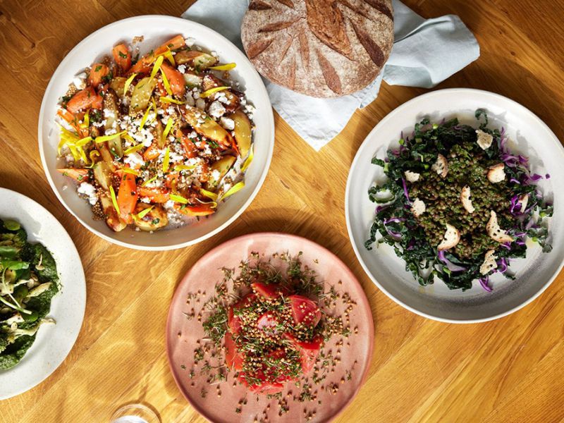 Tallerkener med lækker vegetarisk mad