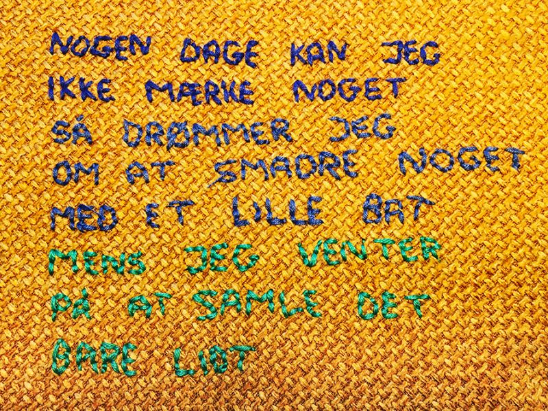 tekst broderet på stof