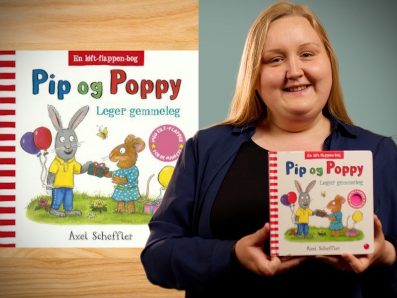 Bibliotekets litteraturformidler Julie holder bogen "Pip og Poppy leger gemmeleg"