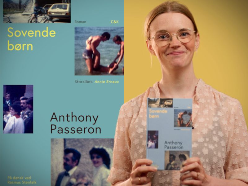 Bibliotekets litteraturformidler Mette holder bogen "Sovende børn"