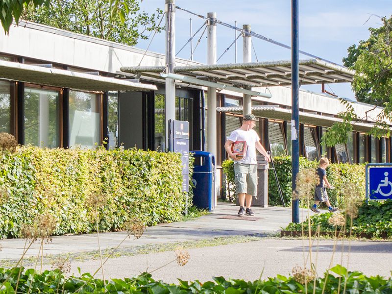 Mand og dreng foran Glostrup Bibliotek
