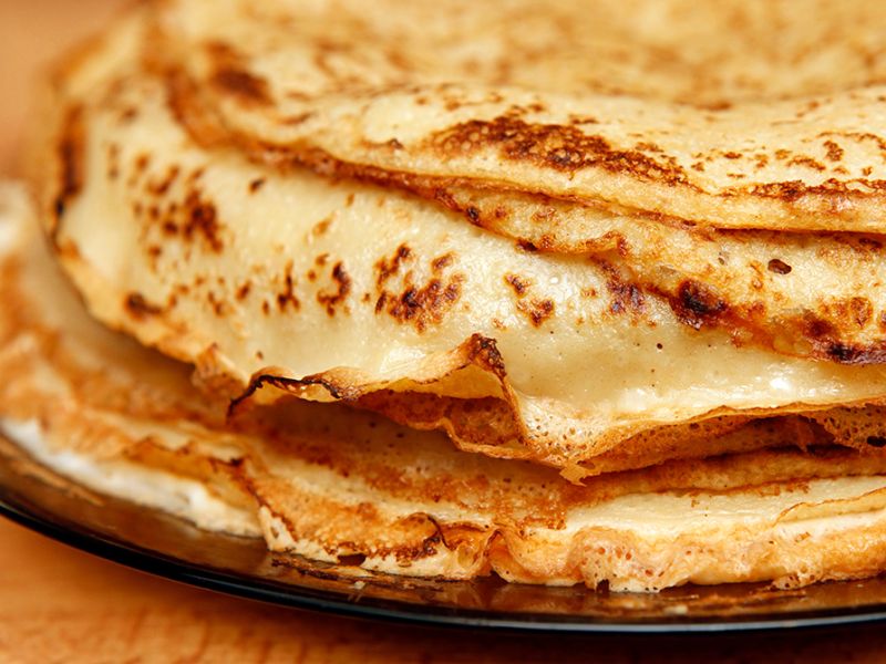 En stak pandekager på en tallerken