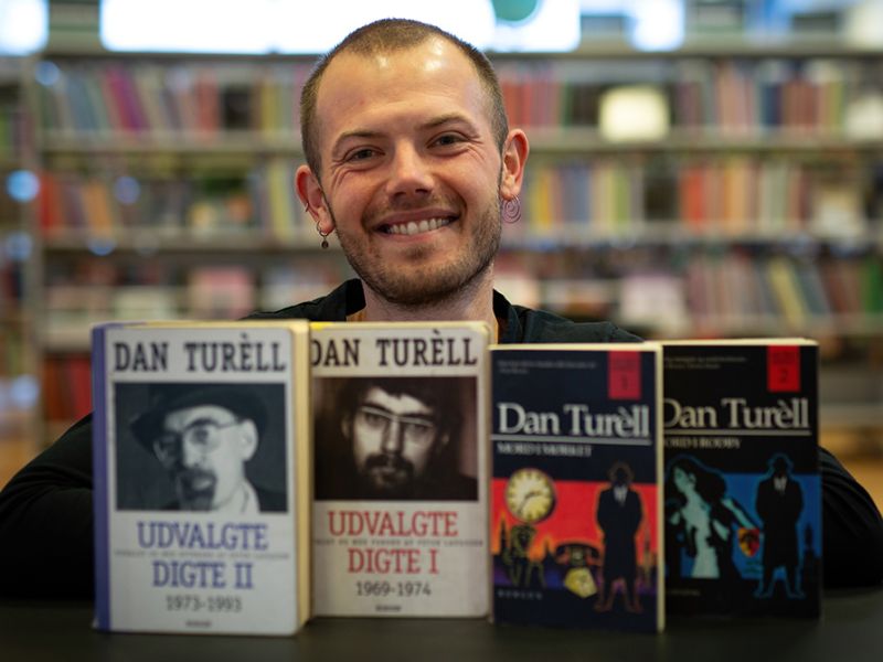 Bibliotekets litteraturformidler Stinus foran fire Dan Turèll-bøger