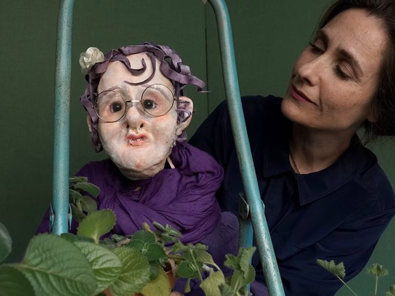 Kvinde med dukke af gammel dame