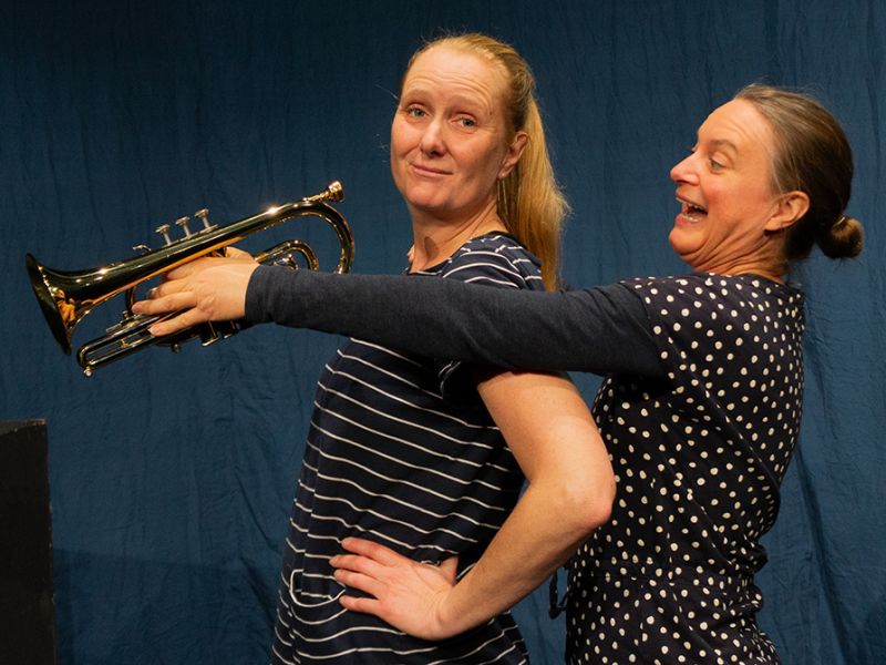 To kvinder og en trompet
