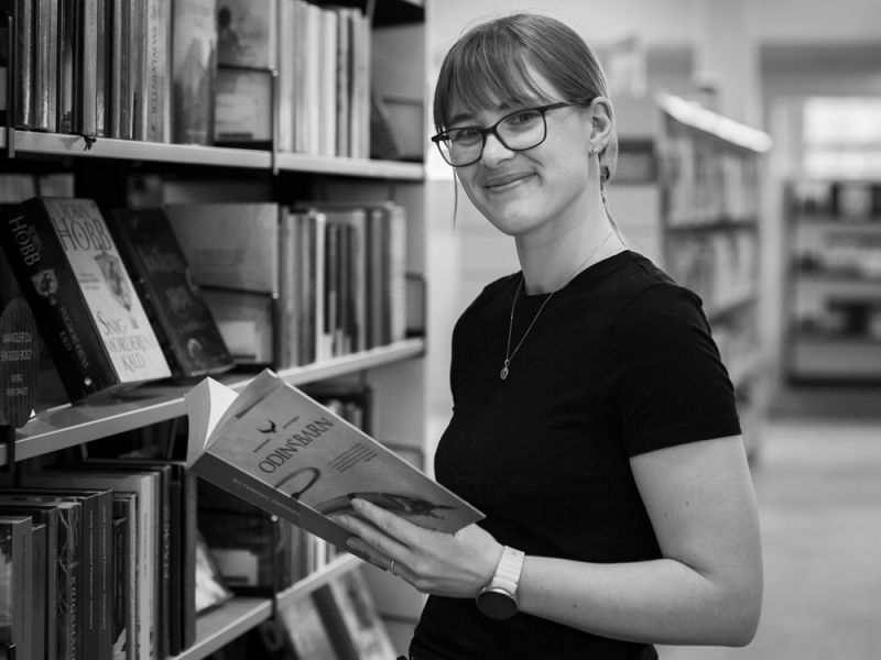 Bibliotekets medarbejder Thea
