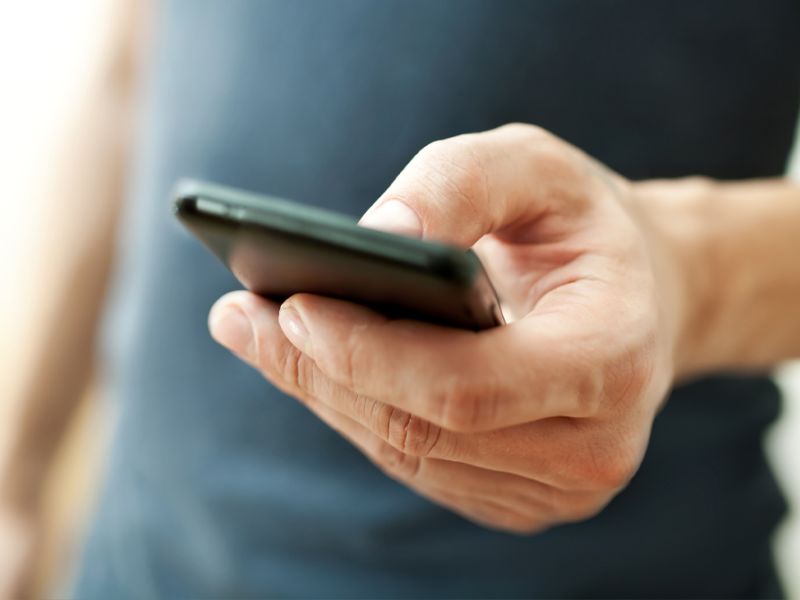Hånd holder smartphone