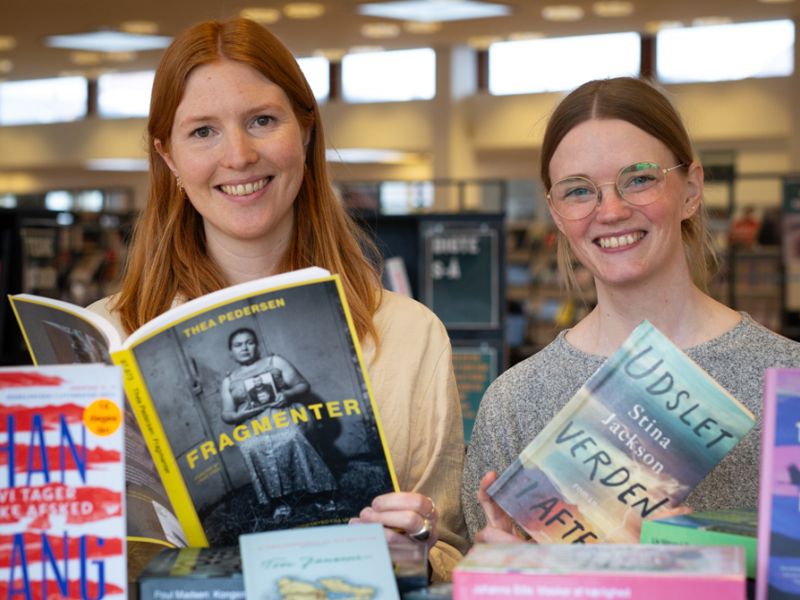 Bibliotekets litteraturformidlere Mette og Mette blandt en masse bøger