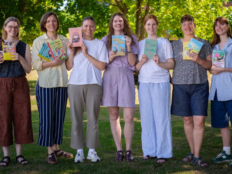 Bibliotekets litteraturformidlere fremviser bøger, som er deres sommeranbefalinger
