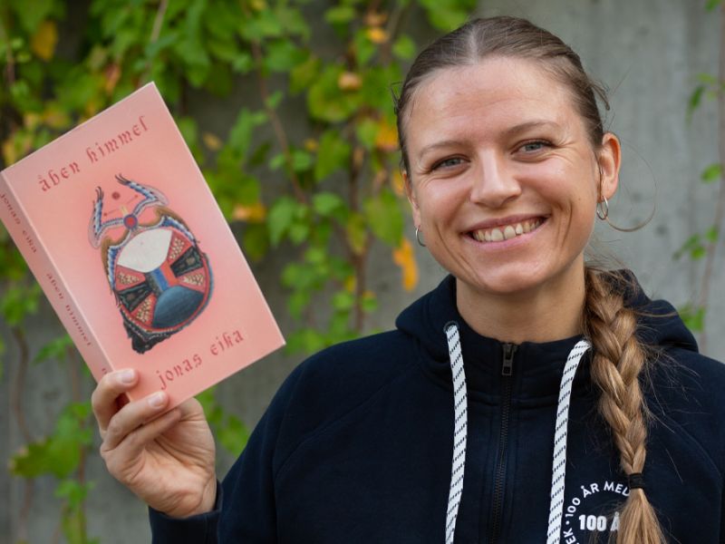 Bibliotekets litteraturformidler Kirsten holder bogen "Åben himmel"