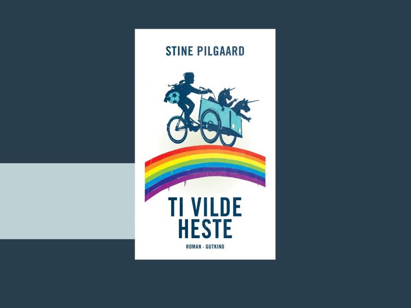 Forside Stine Pilgaars roman Ti vilde heste: En mor kører med to heste i cykelvognen