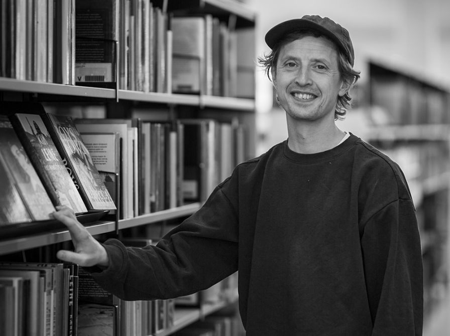 Bibliotekets medarbejder Philip Berger Jeppesen