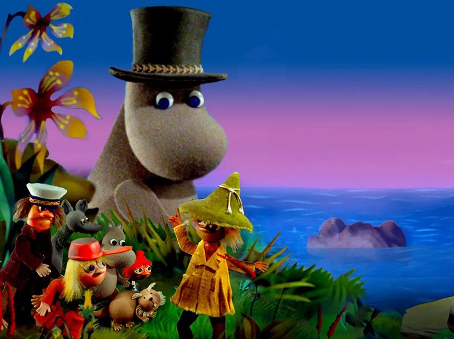 Mumifar og hans venner står foran havet