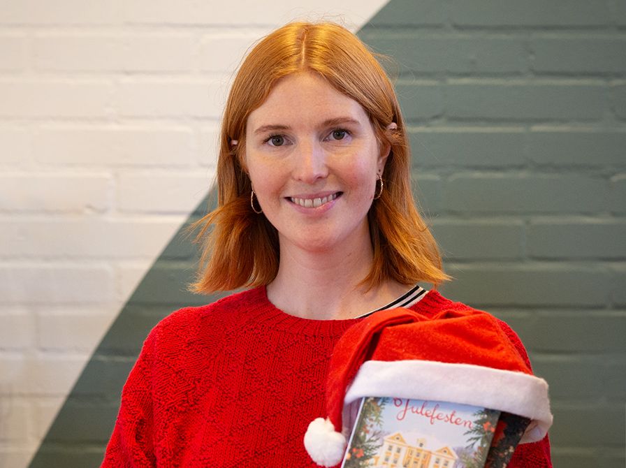 Bibliotekets litteraturformidler Mette holder en julebog