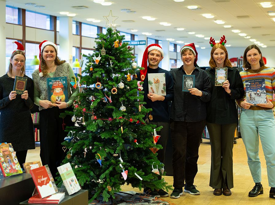 Formidlerne på Glostrup Bibliotek rundt om juletræ