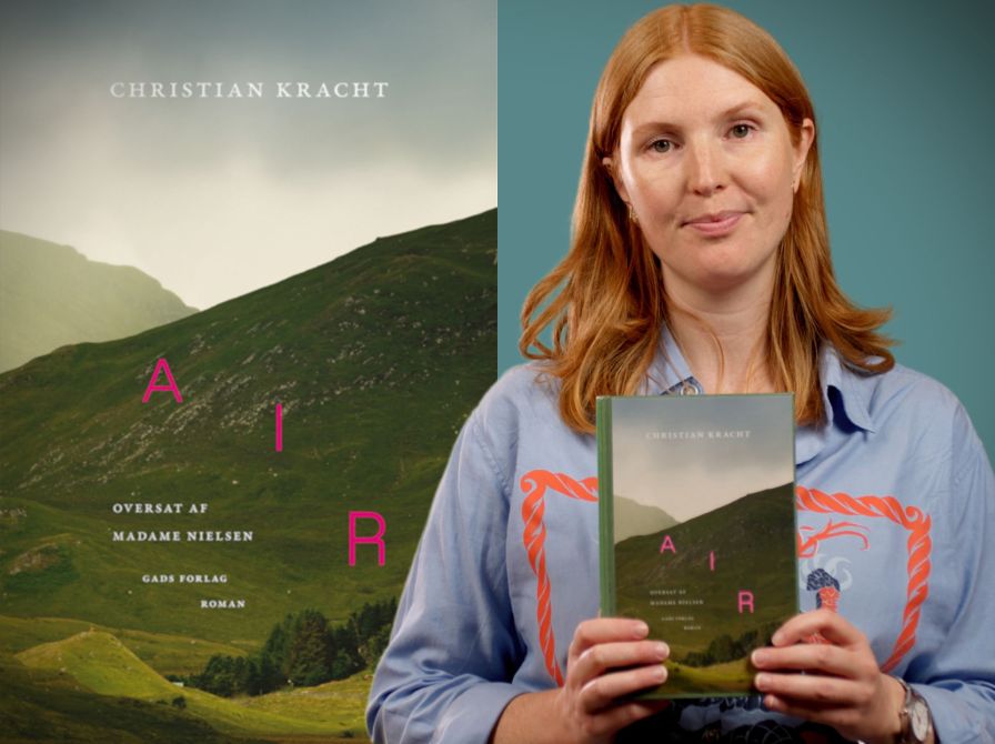 Bibliotekets litteraturformidler Mette holder bogen "Air"