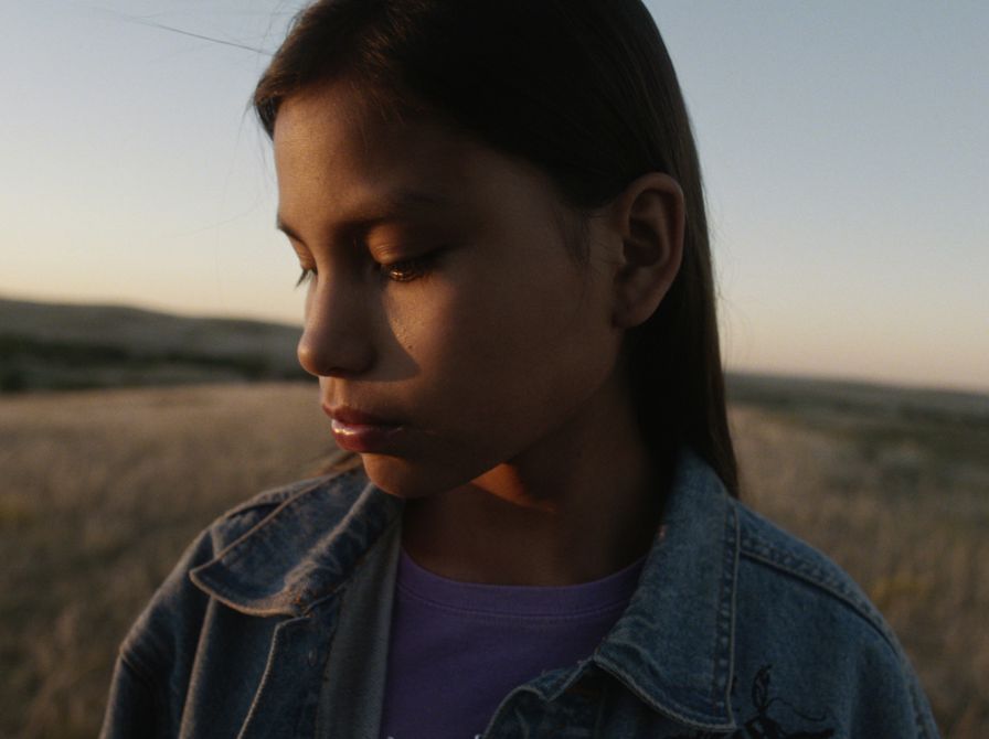 ung kvinde fra filmen på en mark