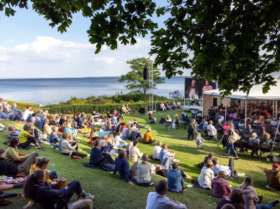 Mennesker i parken til festivalen Louisiana Literature